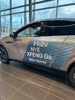 Profilert bil for XPENG G6 hos Bilia Hamar med dekor og modellinformasjon.