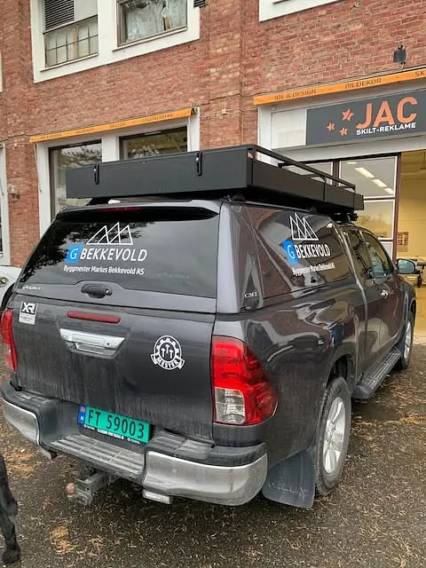 Profilert pickup fra Bekkevold Byggmester parkert utenfor JAC Skilt-Reklame.