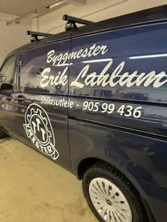 Mørk varebil med profilering for Ergoterapeut Erik Aastum og synlig kontaktinformasjon.