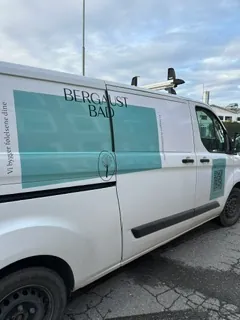 Hvit varebil med profilering for Bedre Bad og dekor i lyse blågrønne toner.
