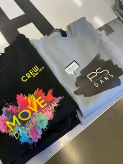 Profilert tekstil med flerfarget trykk og firmalogoer, klargjort for levering.