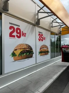 Vindusfolie for Din Velfære Helse og Velvære med logo og kontaktinformasjon på glassdør.